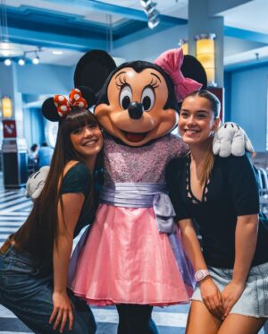 Raquel Meroño Instagram - Quería hacer un viaje con ellas por mi cumple y el destino no ha podido ser  mejor para recuperar la alegría que se pierde en el camino .. 
Nos queda un día más y nos sentimos muy afortunadas ! 
Gracias @disneydestinos 🤍💫
@martina.merono 
@dani_meroo 
#waltdisneyworld