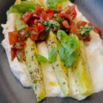 Raquel Meroño Instagram – RICO & FACIL 
Calabacín asado con Burrata 
Ingredientes:
Calabacín
Aceite de oliva virgen
Sal 
Tomillo
Albahaca en polvo
Tomates cherry
Albahaca fresca
Burrata 
PD. Ponle todo el calabacín, cuando llegué a la cocina mis hijas se habían comido el resto !