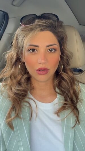 Rasha Instagram - دائما ثق في صوتك الداخلي!!

الترجمه ⬇️⬇️

كل شخص عنده صوت داخلي..
ذلك الصوت الذي يهمس… الذي يخبرني ماهو الصحيح وماهو غير الصحيح
متى سأغادر واين سأذهب
انه ليس شكسبير 
ولايتحدث في سطور لاتنسى
صوتي الداخلي يعطيني الحقيقه دائما
يخبرني من هم اصدقائي الحقيقيون
متى أقول نعم و متى أقول لا
سواء كان الشخص الجالس بجواري هو الشخص الذي سأقضي بقيه حياتي معه .. ام لا
احيانا يكون ذلك الصوت واضحا تماما
اذهب.. ابقى.. صحيح.. خطا
احيانا يكتفي بالهمس فقط
لاتدعي يغرق في عالم صاخب
لانه في النهايه لا رجل ولا امرأءه ولاخوارزميه تعرف ماهو الصحيح بالنسبه لك. 

دائما ثق في صوتك الداخلي!!