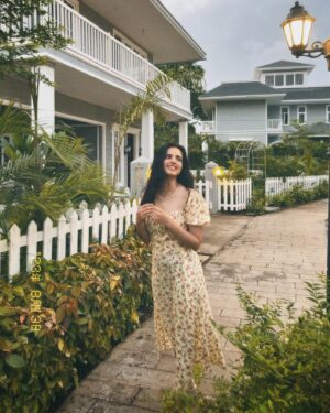 Rashmeet Kaur Sethi Instagram - 𝔹𝕖𝕥𝕨𝕖𝕖𝕟 𝕝𝕚𝕘𝕙𝕥 𝕒𝕟𝕕 𝕤𝕙𝕒𝕕𝕠𝕨𝕤.

Dress: @emprallofficial 🫶🏻