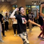 Rashmeet Kaur Sethi Instagram - Had so much fun @10ft.downstudios yesterday 🔥 Choreo : @gaurav.thukral 🌻 (I’ll get better at it) P.S. 2 ghnte mei band baj jati hai yaar 😂😅