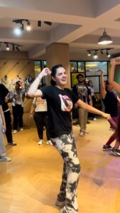 Rashmeet Kaur Sethi Instagram - Had so much fun @10ft.downstudios yesterday 🔥 Choreo : @gaurav.thukral 🌻 (I’ll get better at it) P.S. 2 ghnte mei band baj jati hai yaar 😂😅