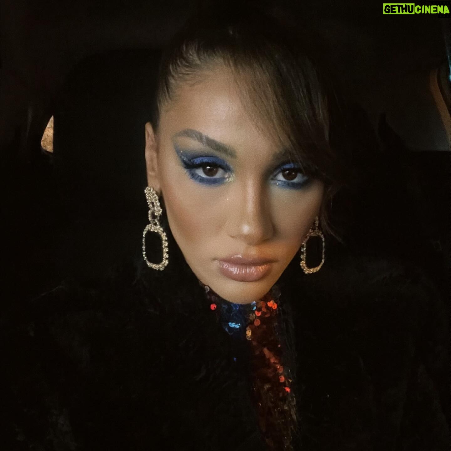 Rawell Saiidii Instagram - Éblouissante pour les fêtes ✨💄 Partagez la magie des célébrations avec ce look maquillage festif ! 🎉 Quelle est votre touche de glamour préférée cette saison ? Partagez vos idées ci-dessous…✨🙌 #FestiveGlam #JoyeusesFêtes