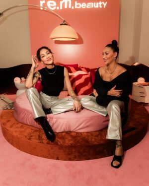 Rawell Saiidii Instagram - #popup @r.e.m.beauty ! 💕✨

📸 : @visualisation_ 🤍✨

Look : @jennyfer 🤍✨