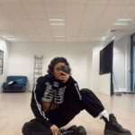 Rawell Saiidii Instagram - Quand la complicité devient une danse à deux! 💃🕺 Rehearsing avec ma sœur jumelle @rania_off pour une choré qui célèbre nos liens indestructibles. 🤩✨ Moments de rires, de synchronisation parfaite et de souvenirs inoubliables. Taggue ta sœur de cœur avec qui tu partagerais une danse folle! 💖👯‍♀️ #DanceDuos #SisterGoals #UnbreakableBond #sistertwix