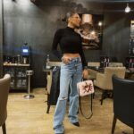 Rawell Saiidii Instagram - Namaste 🩵 Le denim dont tout le monde parle! 👖✨La demande était si forte que je n’ai pas pu résister à partager ce jeans qui fait sensation. La réf ; https://www.superdry.fr/femme/jeans/details/241411/jean-large-en-coton-bio-vintage-custom-spring Size ; 26/32 Confort ultime, coupe parfaite - le tout signé @superdry . Préparez-vous à être stylé(e) et à attirer tous les regards! #MustHaveDenim #StyleIncontournable #NomDeLaMarque