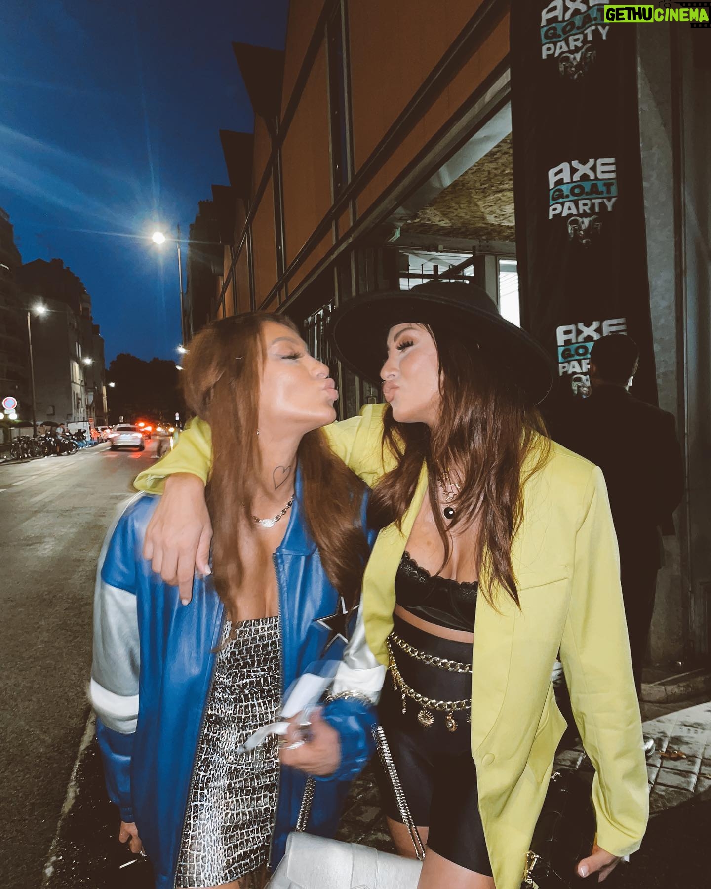 Rawell Saiidii - 2.1K Likes - Hi ✨😚🫶🙈 #sisterstwix #sistertwix @rania_off !
#twins #twinsisters #twinstagram 💙💛