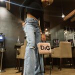 Rawell Saiidii Instagram - Namaste 🩵 Le denim dont tout le monde parle! 👖✨La demande était si forte que je n’ai pas pu résister à partager ce jeans qui fait sensation. La réf ; https://www.superdry.fr/femme/jeans/details/241411/jean-large-en-coton-bio-vintage-custom-spring Size ; 26/32 Confort ultime, coupe parfaite - le tout signé @superdry . Préparez-vous à être stylé(e) et à attirer tous les regards! #MustHaveDenim #StyleIncontournable #NomDeLaMarque