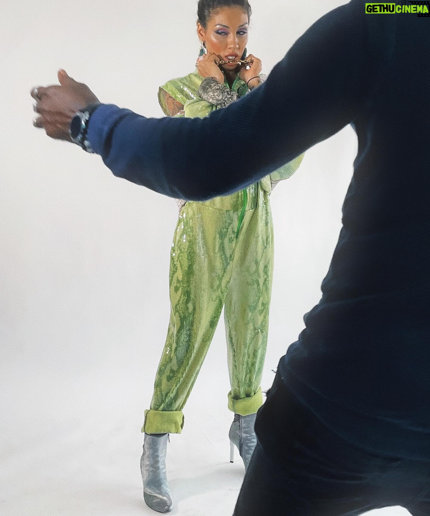 Rawell Saiidii Instagram - ✨ In each shot, a unique story is revealed.✨ Shooting ; @shalevaparis_ 💚 - stylisme / designer : @shalevaparis_ - makeup : @campusdesmaquilleurs - photographie ; @nixph - model : @frenchmodel_fr