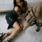 Rawell Saiidii Instagram – ✨ Glam soirée avec une touche spéciale! ✨ 
Célébrons le luxe avec ce look de soirée @revolve captivant, immortalisé par le talentueux 
– photographe @axeldelai 📸. 
Merci à 
la magicienne des pinceaux 
– @babyjoy___ 💄 et à la géniale 
– coiffeuse @hnbeautyart 💇‍♀️ pour cette collaboration de style. 
Un remerciement spécial à 
– @mallobrrs 🐾 pour avoir apporté une touche unique avec ce compagnon à fourrure. 
🌟 Le décor somptueux a ajouté une note parfaite. 
Swipez pour une dose de glamour et de style! 💫 | Tenue par @revolve 
Lieux : @loftusine ! 🏡

#FashionMagic #LookDeSoirée #BehindTheScenes #CompagnonÉlégant 🐾 #CréativitéEnAction 🎨