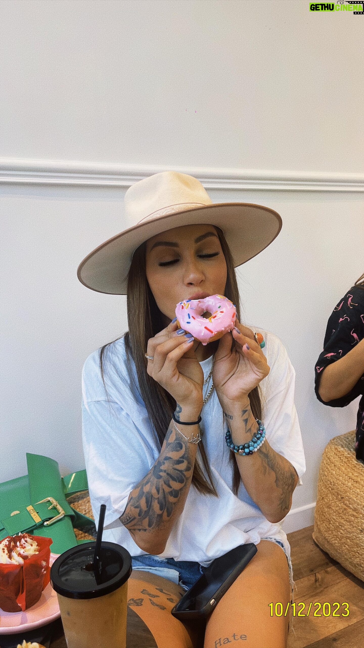 Rawell Saiidii Instagram - « 🌟 Nouvelle coiffure, même salon depuis 3 ans ! 💇♀️✨ Les extensions et les clips sont ma routine beauté préférée, et je ne peux pas m’empêcher de partager ce look avec vous. Merci à @royalextension @judith_royalextension pour toujours me faire sentir magnifique. 💖 #HairGlowUp #SalonFavori #NouvelleCoiffure »