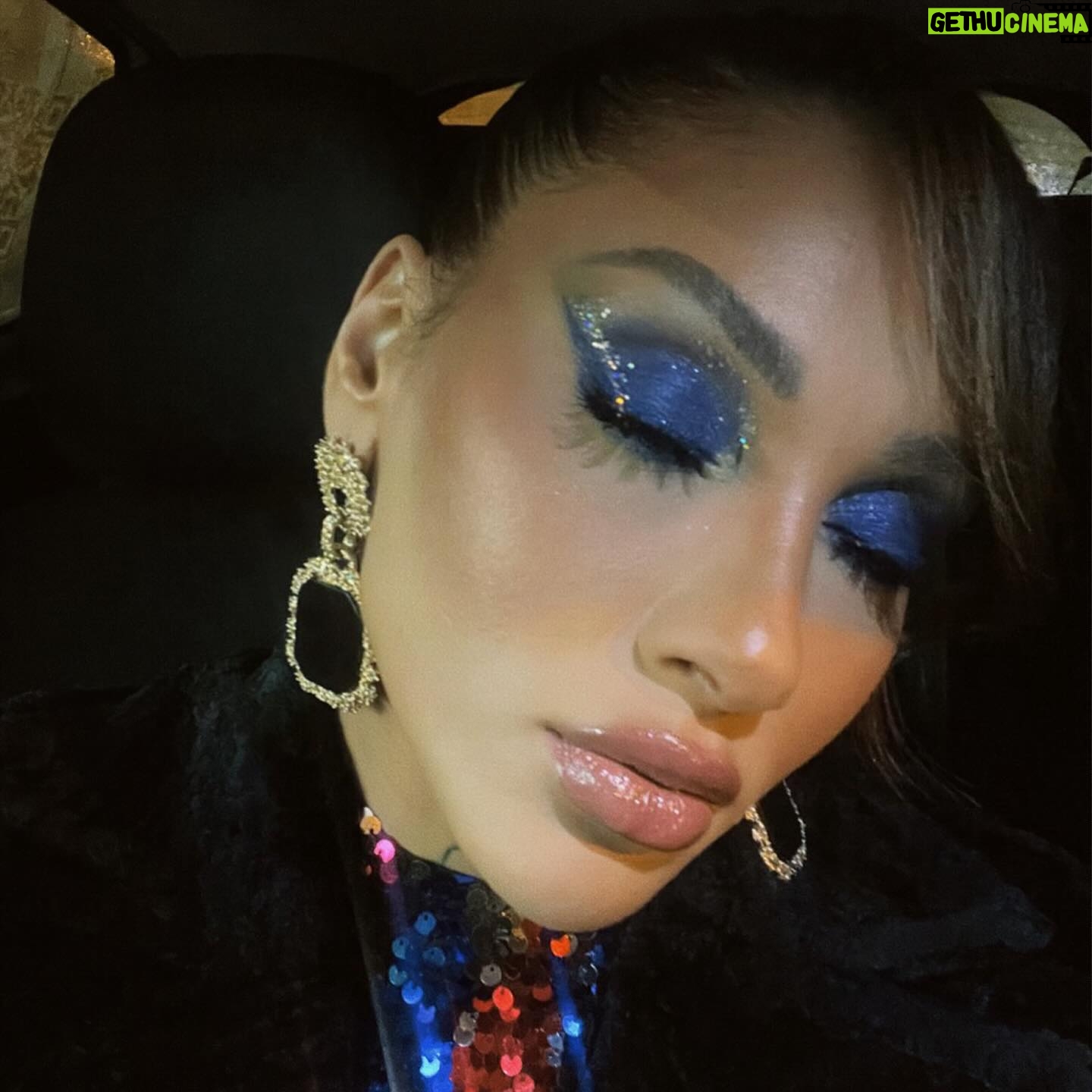 Rawell Saiidii Instagram - Éblouissante pour les fêtes ✨💄 Partagez la magie des célébrations avec ce look maquillage festif ! 🎉 Quelle est votre touche de glamour préférée cette saison ? Partagez vos idées ci-dessous…✨🙌 #FestiveGlam #JoyeusesFêtes