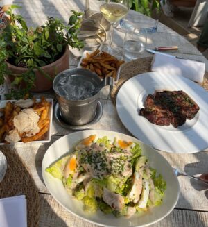 Raya Guenet Instagram - meat or salad ?🍴