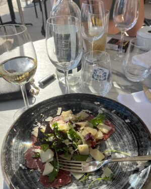 Raya Guenet Instagram - j’adore le carpaccio, la truffe et charlotte