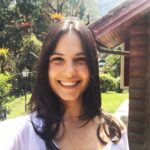 Rayana Carvalho Instagram – Não só eu estou sorrindo hoje para vocês, existe um pulsar de uma vida plena e amorosa nos convidando diariamente a sorrir. E se eu sou capaz de deixar a felicidade me invadir, você também é. Sorrir é uma ferramenta para dias mais elevados e abundantes. Por isso, desejo que todos nós possamos sentir a alegria que vem dos momentos mais genuínos, retribuindo com sorrisos largos. Sorrir com a boca, os olhos, o corpo inteiro e alma. Sorrir não só para ser feliz. Serve como um gesto de gratidão e beleza por tudo aquilo que nos é concedido constantemente. Vamos juntos?