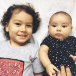Rayana Carvalho Instagram – Sempre que faço uma foto como essa, penso no meu sentimento ao vê-la daqui 20, 30 ou 40 anos. Penso na saudade deles pequenos, das roupinhas compradas com tanto amor, dos sorrisos sinceros, da inocência que permeia o imaginário infantil e, de certa maneira, a inocência que vive na mulher que hoje sou, afinal, daqui alguns anos, é muito possível que ao lembrar de mim agora, verei uma criança. Uma criança que cuida de outras duas! 
Será que vou pensar que faria escolhas diferentes? Quais conselhos a Rayana do futuro me daria hoje? Se eu pudesse ter um super poder, certamente, seria o de poder viajar no tempo. Rapidamente, lembro que o tempo não existe e sim, sou capaz de acessar toda a sabedoria do Universo a qualquer momento. Está tudo disponível! Só preciso me conectar com o momento presente. Mas a danada da minha mente gosta de se perder no tempo, quando não está preocupada, está ansiosa. Se manter vivendo no presente é um exercício diário e constante. Mas esse papo requer muito tempo, melhor deixar pra uma outra hora. Rs
Fui chacoalhada por essa foto. Caí no presente e senti a Rayana do futuro sussurrando no meu ouvido. “Aproveita cada instante!”💫