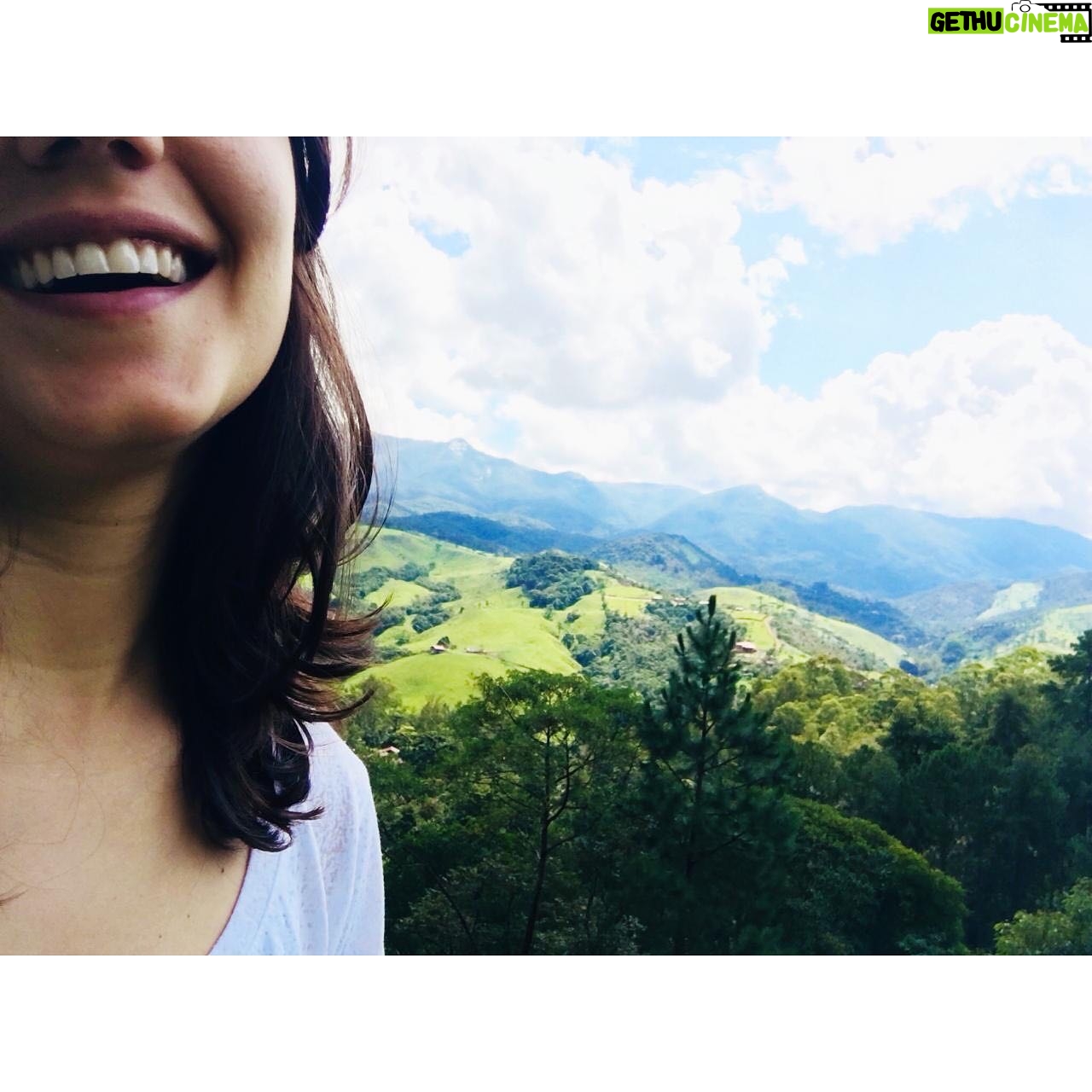 Rayana Carvalho Instagram - Ano do sol! É de tempo de conexão com a nossa essência divina, com o que faz a gente sorrir e vibrar alto. Dons e talentos soprarão nos ouvidos daqueles que estiverem prontos para colocá-los em movimento e assim sintonizarmos com o nosso propósito. Como seres de luz, brilhar é o que fazemos de melhor. 2020 é o ano do brilho! Que a luz que vem do alto encontre um espelho límpido em nossos corações. Um ano solar pra mim e pra você!☀️☀️☀️✨✨✨