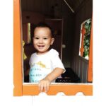 Rayana Carvalho Instagram - A felicidade de quem está respirando novos ares! Essa semana Leon começou a frequentar uma creche pequena, no alto de uma ladeira, no meio do mato. Lá tem horta, solário com piscina e 3 tartarugas, amorosamente apelidadas de Tatá, salas espaçosas para brincar, muuuiitooo espaço ao ar livre e profissionais que além de serem capacitados para tal função, são pessoas singulares no quesito amor e paciência. Um verdadeiro paraíso para bebês! Era exatamente o que eu sempre sonhei para ele. E essa nova fase da nossa vida foi iniciada com muita leveza e tranquilidade. Leon desde o primeiro dia se sentiu em casa, me sinalizando com esse sorriso doce que seria ali o lugar onde ele iria interagir com outras crianças, desenvolvendo competências sociais para crescer, crescer e crescer! Filho, obrigada por ser esse garoto espontaneamente cheio de personalidade e leve ao mesmo tempo. A única coisa que eu desejo, meu amor, é que você seja quem você veio ser. Saiba que estou aqui pra te apoiar nessa e em todas as etapas da sua vida. Voa, meu Leão, voa!