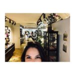 Rayana Carvalho Instagram - E hoje foi dia de conhecer essa loja incrível de maquiagem que a minha mãe abriu. Assim como a sua dona, ela é ARRETADA! Parabéns, Mainha, vc sempre colocando em movimento os seus sonhos mais mirabolantes(rs) e eu te admiro muito por isso. Sucesso, @baladamake , que vc possa brilhar tanto quanto ela!