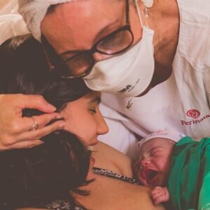 Rayana Carvalho Instagram - Uma semana dessa dia que ficou fortemente gravado no meu DNA como algo leve, poderoso e transcendental. Parir é algo natural, só precisamos confiar na inteligência de nossos corpos. Mas é bem verdade também que a energia do entorno contribui bastante para o sucesso de um processo fluido. Por isso, gostaria de expressar meus sinceros agradecimentos aos que me apoiaram nesse momento tão potente. Meu amado marido, pela parceria, coragem e emoção ao receber nossa filha em seus braços. Moreco, foi uma das cenas mais lindas que já vi na vida! 
Claudia, meu amor, quem tem uma médica como você por perto, tirou na loteria e não sabe. Ainda bem que você existe. Seu amor e competência pelo que faz, me dão vontade de colecionar partos incríveis ao seu lado.
Verinha, você é anjo na minha vida. Não sei o que seria de mim sem suas agulhas do amor, seu reiki poderoso e sua energia de pura calma...
Sem falar na equipe surreal que a @partospelorio me presenteou. Definitivamente, eu só posso agradecer! Amo, amo demais cada um de vcs!!