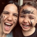 Rayana Carvalho Instagram - Depois que fui abduzida pela maternidade, algo novo e inusitado nasceu aqui dentro. Algo que teimava em ser revelado, mas precisava de uma força maior para ser desvendado. Não estou falando de amor, embora esse seja o combustível de tudo e todo o processo vivido, mas sim de poesia. Sim, poesia! Esse lance de ser mãe leva a gente a lugares tão inóspitos quanto belos, tão profundos quanto amenos, tão sóbrios quanto uma garrafa de vinho branco gelado. E a poesia diária da vida joga na tua cara verdades paradoxais. Dessas que eu, particularmente, gosto de entrar em contato. Afinal de contas, me considero uma pessoa comprometida com a verdade, ainda que por vezes a perca de vista. Embora sair ilesa à maternidade não seja uma opção, pelo menos para mim, acredito que a poesia que brota das dores e delícias deixa tudo mais significativo. Mais vivo!🖤
