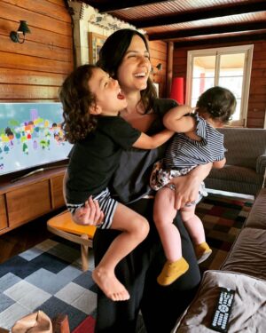 Rayana Carvalho Instagram - Por aqui seguimos arquivando memórias de afeto e acolhimento. É claro que de vez em quando rola uns momentos tensos🤪. Mas o que importa é o que acontece com frequência, né?😉. E vocês, que qualidade de memórias estão gerando?😊

Fotos do super papai @ggracindo_ ❤️🙏🏼