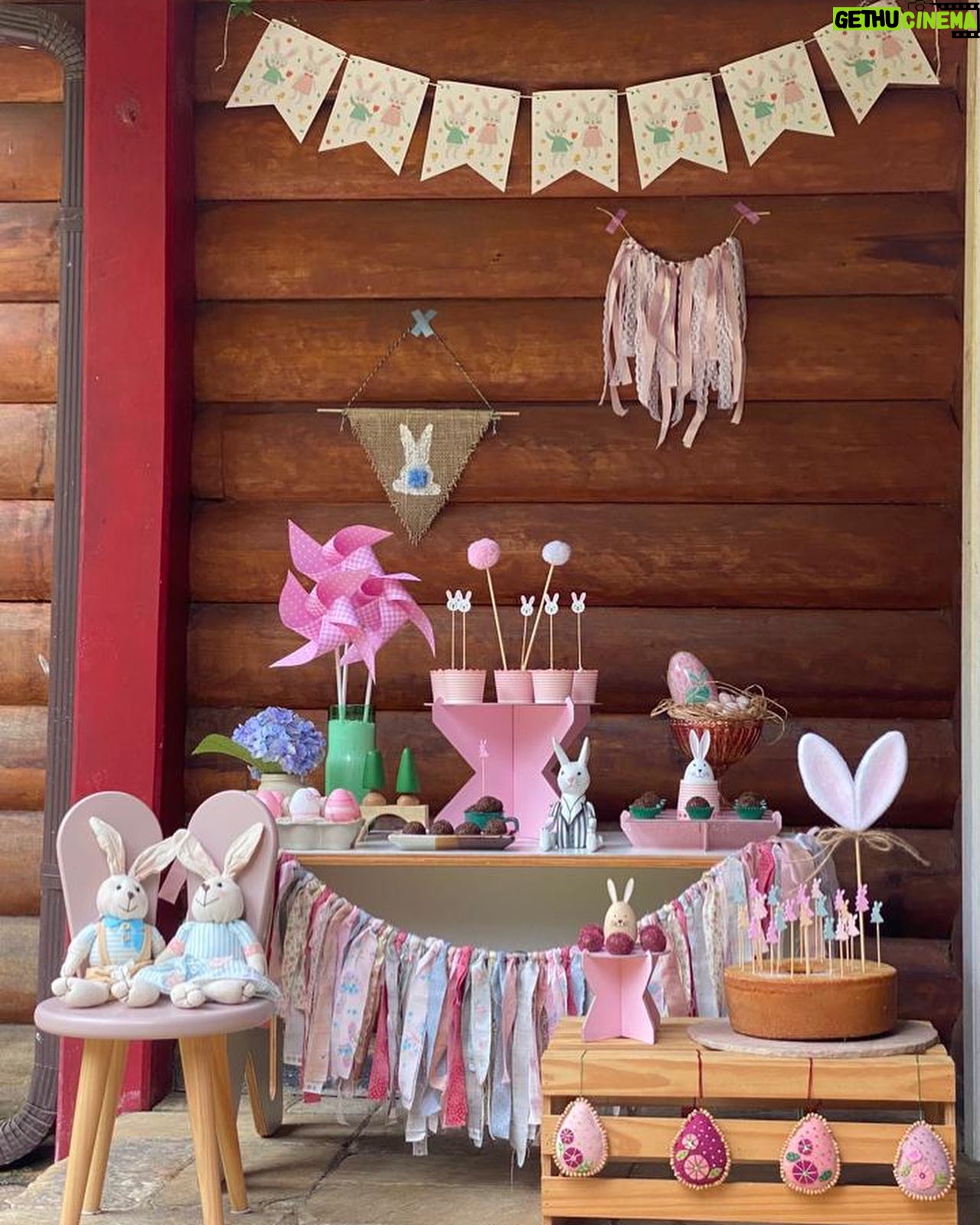 Rayana Carvalho Instagram - Quando duas famílias se reúnem para celebrar uma Páscoa dá nisso! A decoração foi toda feita com acervo pessoal com exceção de alguns descartáveis que tivemos que comprar. O varal de tassel que está na mesa e os ovinhos de feltro foram presentes feitos à mão pela minha amada sogra. Sim, ainda não superei a beleza dessas peças. Os docinhos e o bolo são caseiros. Delícias feitas pela minha secretária. Contamos também com talento de @feitoamaoarteempapelmache para trazer todo um charme com o coelhinho mais que perfeito de papel machê. E claro, a minha grande amiga @simone_82 que é ligada no 220 fazia acontecer todas as minhas pirações. Bastava eu pensar em alguma coisa e ela já estava providenciando. Uma sintonia surreal. Simone, vc já pode mudar de profissão. Rsrs Decoração foi euzinha mesma quem fez. Aliás, essa é uma novidade que está rolando por aqui. Depois conto mais um pouco para vocês.☺️ Gente, é isso que eu chamo de uma celebração afetiva. Quando tem amor de cabo a rabo! Feliz Páscoa para todos! 🥰🐰❤️ P.S: Terá mais um post cheio de coelhinhos lindos!🙈