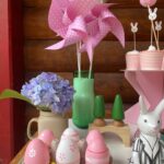 Rayana Carvalho Instagram - Quando duas famílias se reúnem para celebrar uma Páscoa dá nisso! A decoração foi toda feita com acervo pessoal com exceção de alguns descartáveis que tivemos que comprar. O varal de tassel que está na mesa e os ovinhos de feltro foram presentes feitos à mão pela minha amada sogra. Sim, ainda não superei a beleza dessas peças. Os docinhos e o bolo são caseiros. Delícias feitas pela minha secretária. Contamos também com talento de @feitoamaoarteempapelmache para trazer todo um charme com o coelhinho mais que perfeito de papel machê. E claro, a minha grande amiga @simone_82 que é ligada no 220 fazia acontecer todas as minhas pirações. Bastava eu pensar em alguma coisa e ela já estava providenciando. Uma sintonia surreal. Simone, vc já pode mudar de profissão. Rsrs Decoração foi euzinha mesma quem fez. Aliás, essa é uma novidade que está rolando por aqui. Depois conto mais um pouco para vocês.☺️ Gente, é isso que eu chamo de uma celebração afetiva. Quando tem amor de cabo a rabo! Feliz Páscoa para todos! 🥰🐰❤️ P.S: Terá mais um post cheio de coelhinhos lindos!🙈