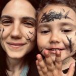 Rayana Carvalho Instagram - Depois que fui abduzida pela maternidade, algo novo e inusitado nasceu aqui dentro. Algo que teimava em ser revelado, mas precisava de uma força maior para ser desvendado. Não estou falando de amor, embora esse seja o combustível de tudo e todo o processo vivido, mas sim de poesia. Sim, poesia! Esse lance de ser mãe leva a gente a lugares tão inóspitos quanto belos, tão profundos quanto amenos, tão sóbrios quanto uma garrafa de vinho branco gelado. E a poesia diária da vida joga na tua cara verdades paradoxais. Dessas que eu, particularmente, gosto de entrar em contato. Afinal de contas, me considero uma pessoa comprometida com a verdade, ainda que por vezes a perca de vista. Embora sair ilesa à maternidade não seja uma opção, pelo menos para mim, acredito que a poesia que brota das dores e delícias deixa tudo mais significativo. Mais vivo!🖤