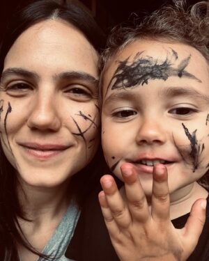 Rayana Carvalho Instagram - Depois que fui abduzida pela maternidade, algo novo e inusitado nasceu aqui dentro. Algo que teimava em ser revelado, mas precisava de uma força maior para ser desvendado.  Não estou falando de amor, embora esse seja o combustível de tudo e todo o processo vivido, mas sim de poesia. Sim, poesia! Esse lance de ser mãe leva a gente a lugares tão inóspitos quanto belos, tão profundos quanto amenos, tão sóbrios quanto uma garrafa de vinho branco gelado. E a poesia diária da vida joga na tua cara verdades paradoxais. Dessas que eu, particularmente, gosto de entrar em contato. Afinal de contas, me considero uma pessoa comprometida com a verdade, ainda que por vezes a perca de vista. Embora sair ilesa à maternidade não seja uma opção, pelo menos para mim, acredito que a poesia que brota das dores e delícias deixa tudo mais significativo. Mais vivo!🖤