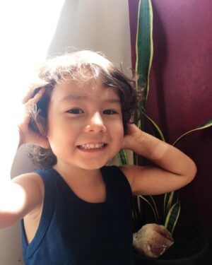 Rayana Carvalho Instagram - O bom dia de hoje foi com ele dizendo que as plantinhas falam e que também dava para sentir o amor delas. Fico cada vez mais impressionada com a sensibilidade dessas crianças iluminadas. Logo pensei... Quando todos nós nos conectarmos com nossas crianças internas, teremos uma existência de puro amor. Eu acredito!❤️✨