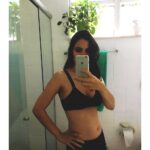 Rayana Carvalho Instagram – Finalmente amanheceu o dia em que senti de dividir com vocês essa grande novidade por aqui. Acordei e pasmem! Fiz minha primeira foto grávida, sendo que já estou com 15 semanas! Como eu não fiz nenhum registro antes? Será que foram os enjoos, a ficha ainda caindo ou todo esse momento bizarro que estamos passando?…
Não sei! Só sei que essa é oficialmente a primeira foto da minha segunda gestação. Rs🤷🏻‍♀️
Maluquices à parte, gostaria de dizer o quanto ando feliz e grata por poder, mais uma vez, ser morada de um outro ser humano. E se me permitem o excesso de positividade, penso que todos nós, de alguma maneira, estamos gestando um mundo novo. Daqui alguns meses irei parir a minha filha( acho que é uma menina) e concomitantemente toda a humanidade deixará nascer a nova era. Na verdade, o filho é um só. O amor!