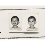 Rayana Carvalho Instagram - Eu sou da época em que as pessoas sacavam da carteira fotos 3x4 dos seus familiares e amigos e as exibiam com um orgulho singular. Hoje, com o advento tecnológico, num único clique, a gente mostra 2345 mil fotos dos nossos entes queridos em telas excepcionalmente brilhantes. Eu não sei vcs, mas as vezes sinto saudade de quando eu tinha que fazer uma ligação e precisava rodar o dedo no aparelho telefônico antigo, de ouvir música numa fita cassete, escutar estórias infantis no vinil, ver álbuns de fotos imprimidas... rs. Ok, eu era criança, mas tenho a sensação que a vida tinha um ritmo mais desacelerado. Apesar da falta de charme, amo a praticidade que o mundo tecnológico nos trouxe. Desenvolvemos, estreitamos distâncias, catalogamos dados com muito mais facilidade. Isso tudo é incrível! Ando com a foto do meu filho na carteira, não para mostrá-la para alguém, mas sim, para trazer um pouco mais de poesia nesses tempos digitais. Se é retrô, vintage, espírito de velha mesmo, isso eu não sei, mas a verdade é que esse hábito, ainda que bobo, me lembra de coisas simples e fundamentais nessa vida, como um olho no olho, um abraço apertado, um beijo estalado solto no ar, um sorriso frouxo... To aqui, cá com os meus botões, pensando que a vida é gostosa de qualquer jeito, com ou sem tecnologia, afinal de contas, o afeto é atemporal.