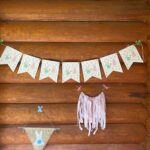 Rayana Carvalho Instagram - Quando duas famílias se reúnem para celebrar uma Páscoa dá nisso! A decoração foi toda feita com acervo pessoal com exceção de alguns descartáveis que tivemos que comprar. O varal de tassel que está na mesa e os ovinhos de feltro foram presentes feitos à mão pela minha amada sogra. Sim, ainda não superei a beleza dessas peças. Os docinhos e o bolo são caseiros. Delícias feitas pela minha secretária. Contamos também com talento de @feitoamaoarteempapelmache para trazer todo um charme com o coelhinho mais que perfeito de papel machê. E claro, a minha grande amiga @simone_82 que é ligada no 220 fazia acontecer todas as minhas pirações. Bastava eu pensar em alguma coisa e ela já estava providenciando. Uma sintonia surreal. Simone, vc já pode mudar de profissão. Rsrs Decoração foi euzinha mesma quem fez. Aliás, essa é uma novidade que está rolando por aqui. Depois conto mais um pouco para vocês.☺️ Gente, é isso que eu chamo de uma celebração afetiva. Quando tem amor de cabo a rabo! Feliz Páscoa para todos! 🥰🐰❤️ P.S: Terá mais um post cheio de coelhinhos lindos!🙈