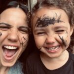Rayana Carvalho Instagram - Depois que fui abduzida pela maternidade, algo novo e inusitado nasceu aqui dentro. Algo que teimava em ser revelado, mas precisava de uma força maior para ser desvendado. Não estou falando de amor, embora esse seja o combustível de tudo e todo o processo vivido, mas sim de poesia. Sim, poesia! Esse lance de ser mãe leva a gente a lugares tão inóspitos quanto belos, tão profundos quanto amenos, tão sóbrios quanto uma garrafa de vinho branco gelado. E a poesia diária da vida joga na tua cara verdades paradoxais. Dessas que eu, particularmente, gosto de entrar em contato. Afinal de contas, me considero uma pessoa comprometida com a verdade, ainda que por vezes a perca de vista. Embora sair ilesa à maternidade não seja uma opção, pelo menos para mim, acredito que a poesia que brota das dores e delícias deixa tudo mais significativo. Mais vivo!🖤