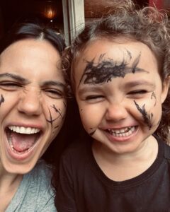 Rayana Carvalho Instagram - Depois que fui abduzida pela maternidade, algo novo e inusitado nasceu aqui dentro. Algo que teimava em ser revelado, mas precisava de uma força maior para ser desvendado. Não estou falando de amor, embora esse seja o combustível de tudo e todo o processo vivido, mas sim de poesia. Sim, poesia! Esse lance de ser mãe leva a gente a lugares tão inóspitos quanto belos, tão profundos quanto amenos, tão sóbrios quanto uma garrafa de vinho branco gelado. E a poesia diária da vida joga na tua cara verdades paradoxais. Dessas que eu, particularmente, gosto de entrar em contato. Afinal de contas, me considero uma pessoa comprometida com a verdade, ainda que por vezes a perca de vista. Embora sair ilesa à maternidade não seja uma opção, pelo menos para mim, acredito que a poesia que brota das dores e delícias deixa tudo mais significativo. Mais vivo!🖤
