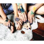 Rayana Carvalho Instagram – As telas do dia foram nossos corpos.  Só a criatividade pra salvar a quarentena! 🖤🎨
•
•
O ministério das mães adverte: Faça esse tipo de arte com muita paciência. Sofás, tapetes e cia correm risco de intervenções artísticas.
📸 @ggracindo_
