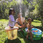 Rayana Carvalho Instagram - É impressionante ver os desdobramentos da vida! Acompanhar cada passo dado e poder espiar em câmera lenta os tropeções que dei, só me instigam para ir cada vez mais além. Catapultar dores, medos e dúvidas, me trouxeram até aqui. Até eles! Sou grata por tanto. Sigo integrando saberes tão genuínos como amor próprio, autovalorização, autoaceitação, enquanto os coloco em movimento. A arte de saber viver com leveza e alegria anda me envolvendo, me seduzindo, mas gozar a vida requer foco! E hoje eu só queria te dizer pra não desviar daquilo o que te fala a alma, daquilo o que te enche de energia. Vai, vai ao encontro da tua felicidade, porque a vida tá doidinha pra te presentear com uma bela festa. Com direito a confetes e serpentinas! Só bora!👊🏼💗🎉🎈