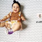Rayana Carvalho Instagram – 6 meses de aleitamento materno exclusivo em livre demanda, sem chupeta e sem mamadeira. Senti de compartilhar essa conquista com vocês só para dizer que, se existe algum manual de como criar um filho, esse manual está dentro de cada um de nós. Através da nossa intuição sabemos o que é melhor para os nossos bebês. Nesse caso específico, calhou com o “manual de como criar filhos perfeitos”, mas a verdade é que cada família sabe o que funciona para si e sim, está sempre dando o seu melhor. Faz tempo que abri mão de querer ser uma mãe perfeita… Sou o melhor que posso ser, e isso é o novo significado de perfeição para mim. Aprendi a respeitar, honrar e agradecer a oportunidade de poder fazer as escolhas que faço.
Amélie segue desfrutando do mais puro “doce de leite”, enquanto apresento novos sabores que essa vida pode oferecer. Partiu introdução alimentar!👊🏼🍊🍇🍉🍌🍒🍑🥑
