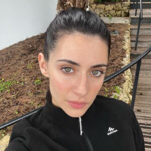 Rébecca Benhamour Instagram - pour vous servir 💆🏻‍♀️🙇🏻‍♀️
thanks @emmanuel.poulain.a