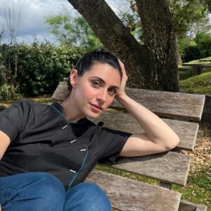 Rébecca Benhamour Instagram - pour vous servir 💆🏻‍♀️🙇🏻‍♀️
thanks @emmanuel.poulain.a