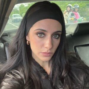 Rébecca Benhamour Instagram - escortée par mes go derrière