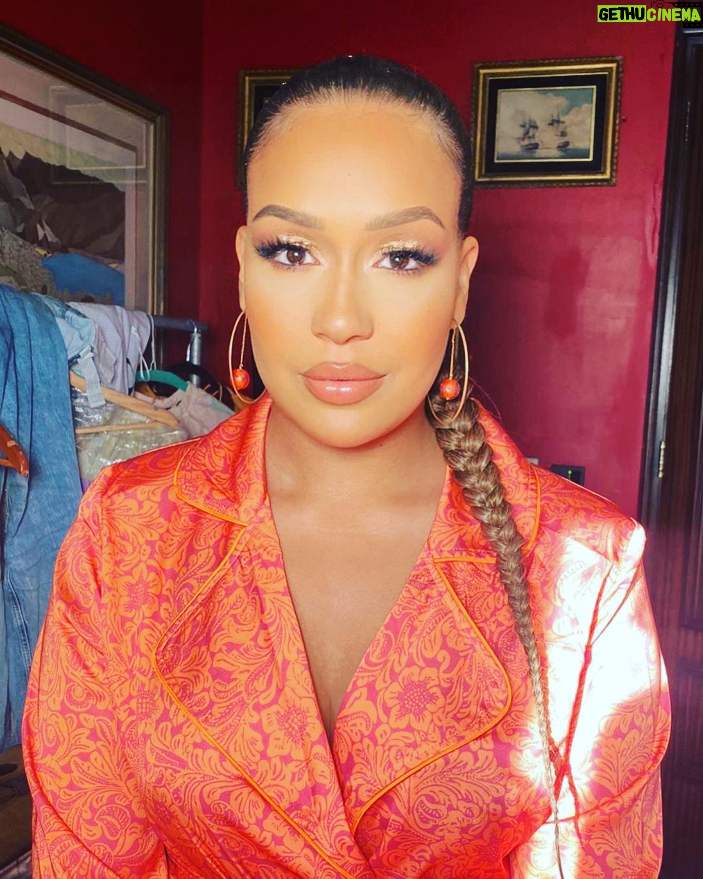 Rebecca Ferguson - 2K Likes - @mchughlifestyle outfit for my show last night 🦋
Thank you 🙏 for an amazing night @boisdale_restaurants and to my lovely fans for coming to see me, I absolutely loved it.
It was such a fun night ✌🏾❤️