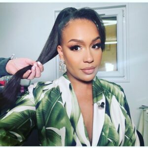 Rebecca Ferguson Instagram - Thank you @hardwickfestival had an amazing time! It was good to be back on a festival stage 💚 🤍 💚 

@hairtohelp 
@caitlinanneduffx 
Outfit @foreveruniqueofficial suit 🪴