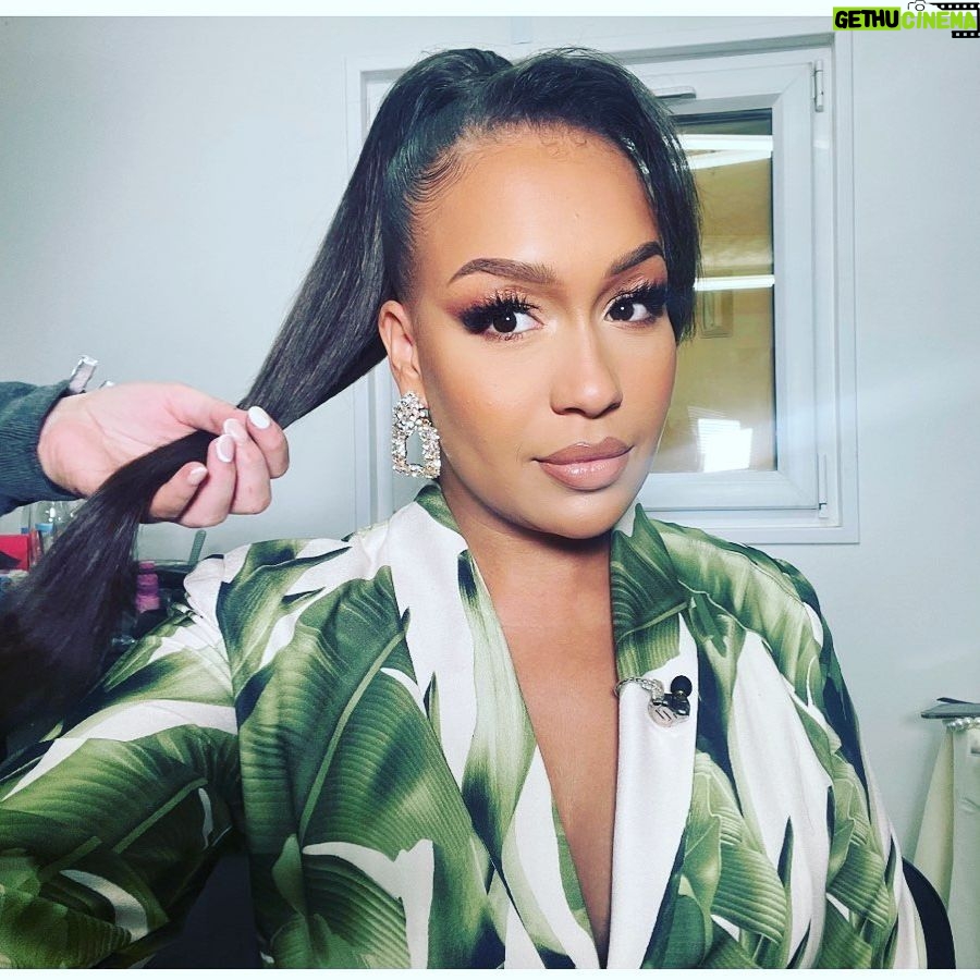 Rebecca Ferguson - 1.9K Likes - Thank you @hardwickfestival had an amazing time! It was good to be back on a festival stage 💚 🤍 💚
@hairtohelp
@caitlinanneduffx
Outfit @foreveruniqueofficial suit 🪴