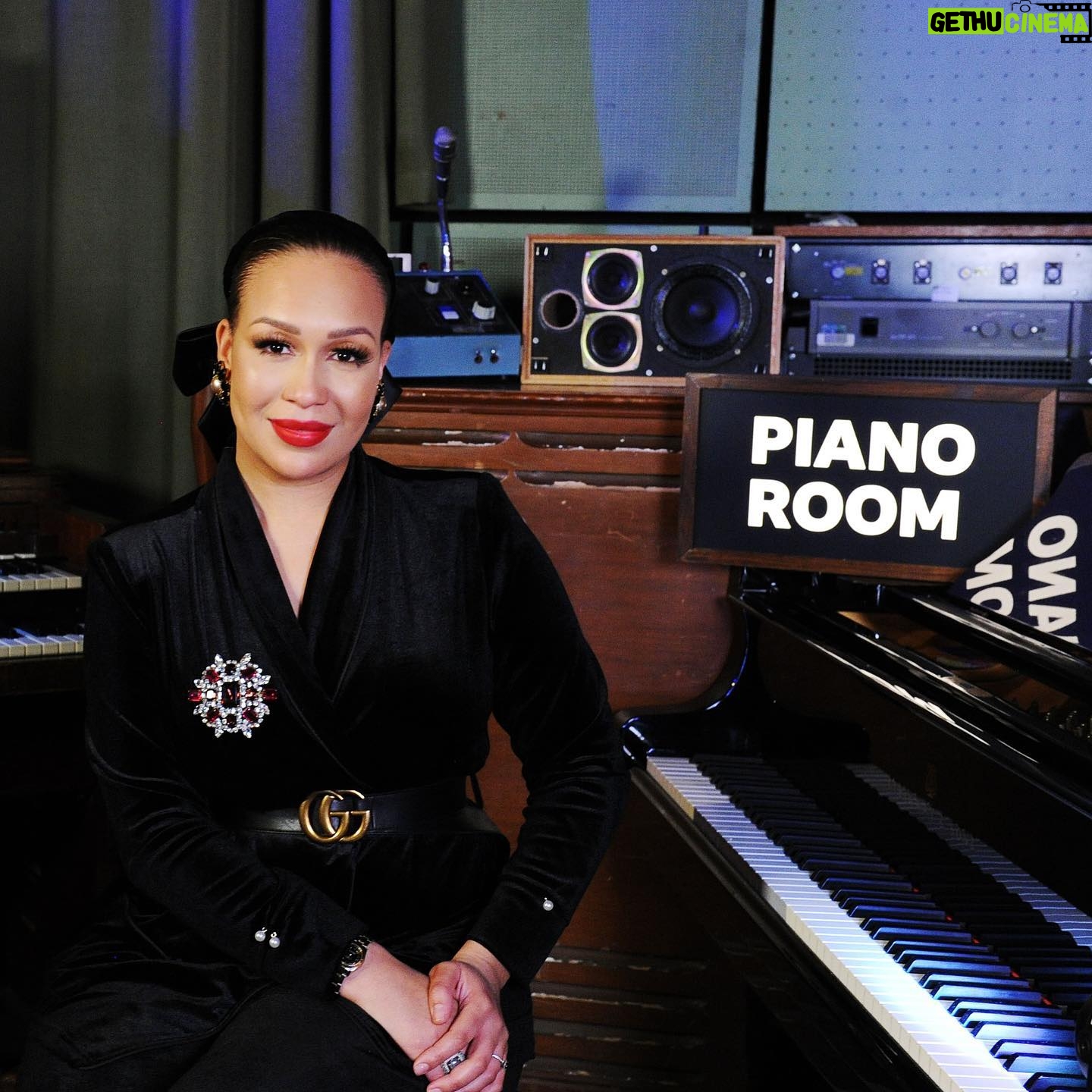 Rebecca Ferguson - 1.4K Likes - A truly wonderful set for #R2PianoRoomMonth ✨
Listen to @rebeccaferguson__’s performance with @bbcconcertorchestra on @bbcsounds
And watch it later today on
@bbciplayer