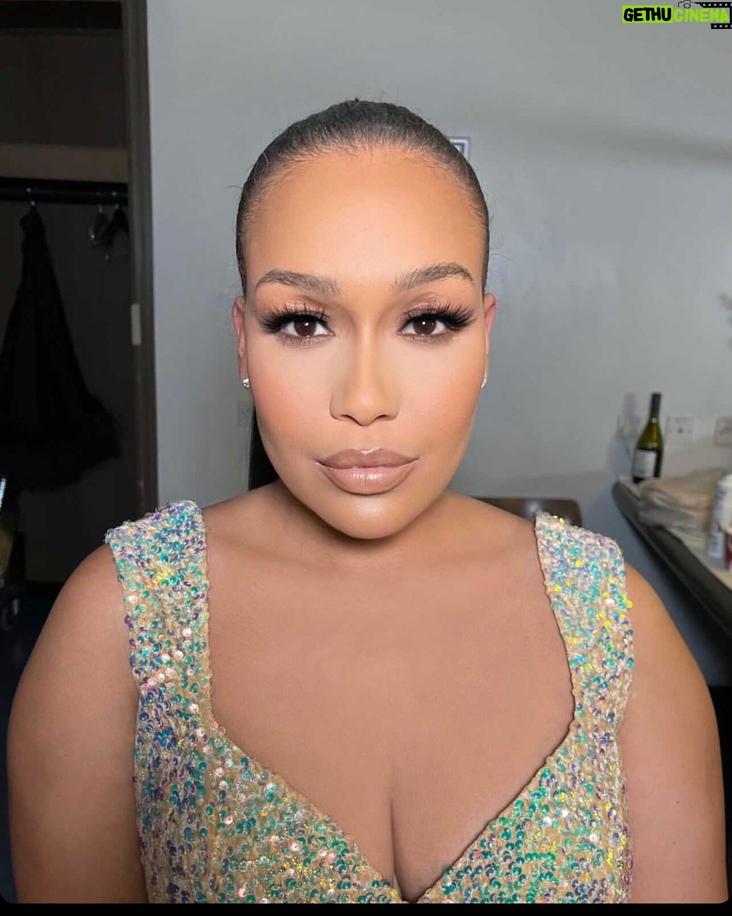 Rebecca Ferguson - 2.4K Likes - And that’s a wrap 📸 #tour #makeup #workhardplayhard #sparkles #dress
@makeupbyjosephrobertson
@hairbymegan.jones
@littleblackdress