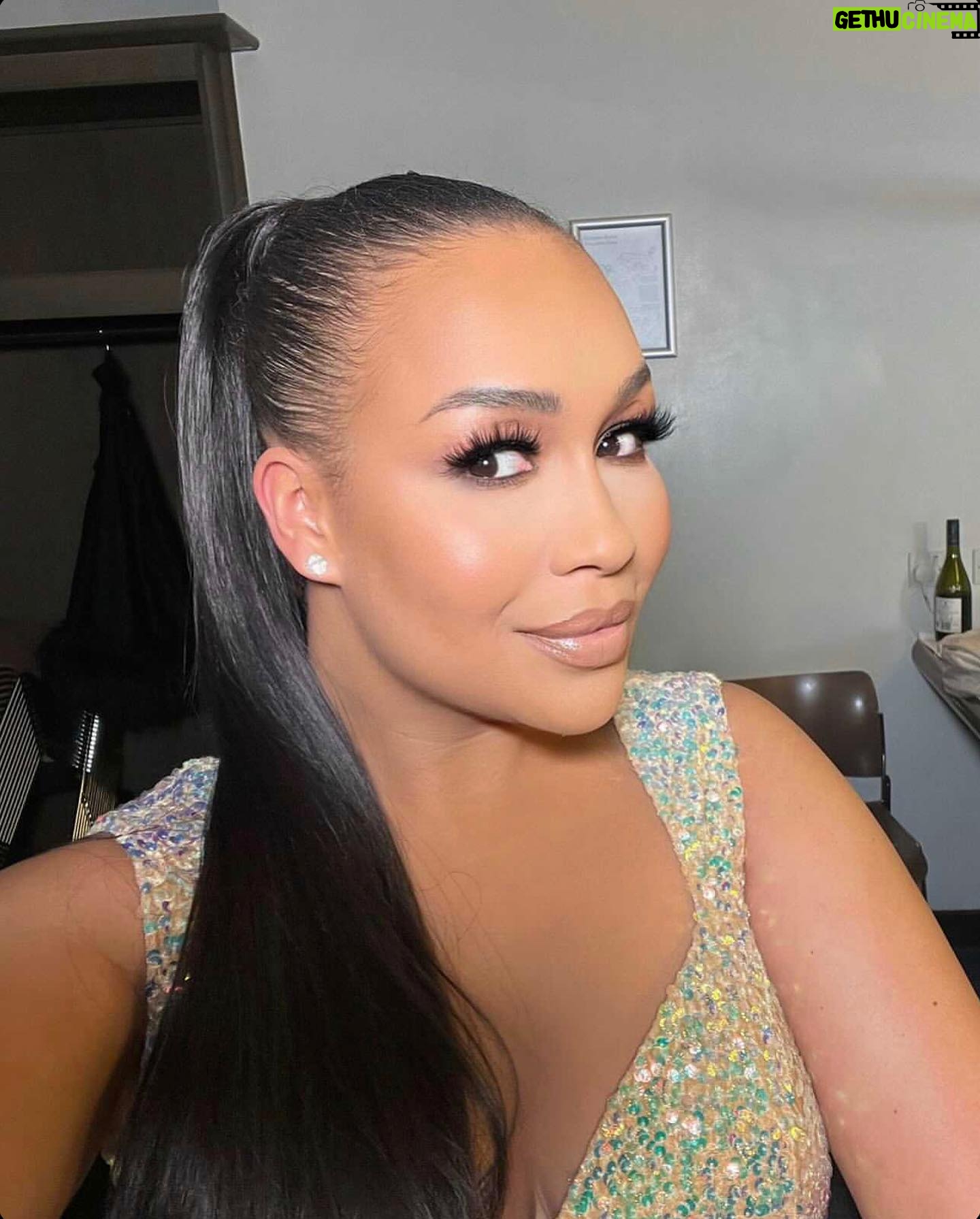 Rebecca Ferguson - 2.4K Likes - And that’s a wrap 📸 #tour #makeup #workhardplayhard #sparkles #dress
@makeupbyjosephrobertson
@hairbymegan.jones
@littleblackdress