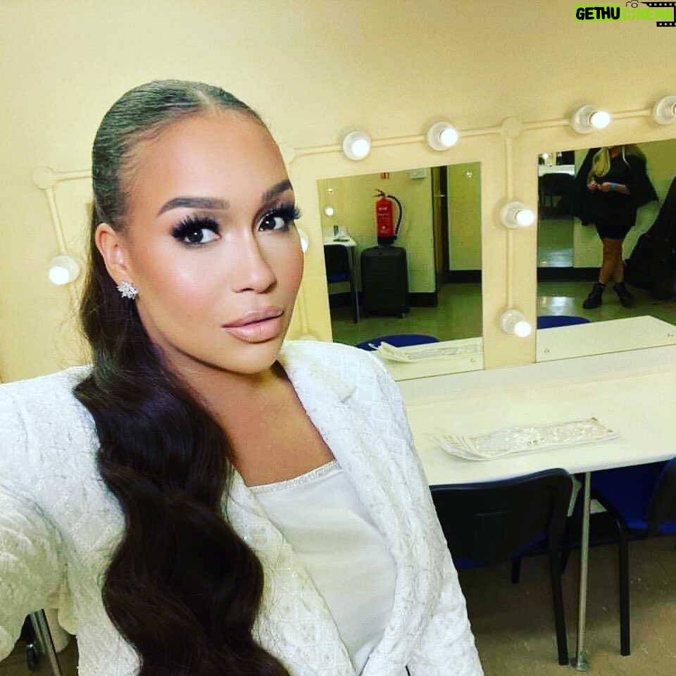 Rebecca Ferguson - 1.5K Likes - Thank you Nottingham 😊❤️
#tourlife
@makeupbyjosephrobertson
@hairbymegan.jones