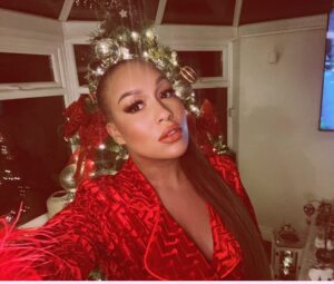 Rebecca Ferguson Instagram - ❤️🎄❤️🥂 ❤️

@mchughlifestyle Christmas attire 🎄